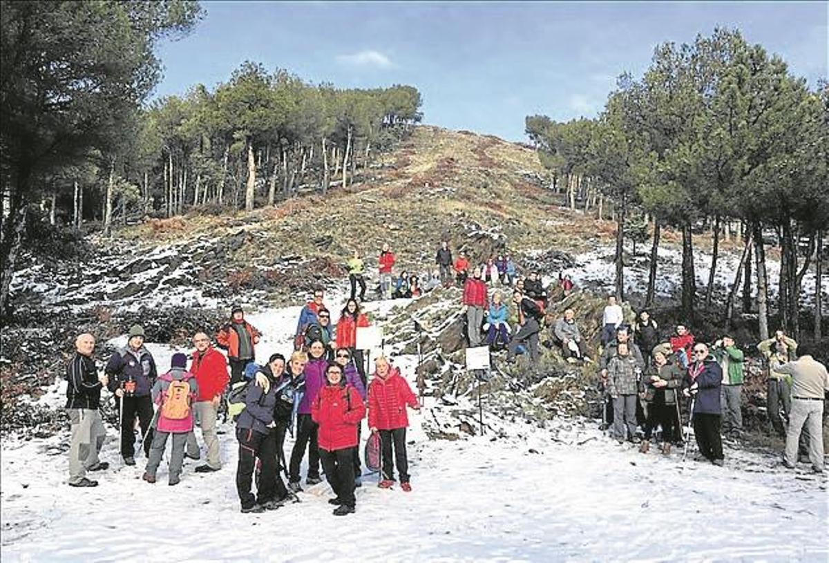 La nieve acompaña a los senderistas en la marcha de invierno