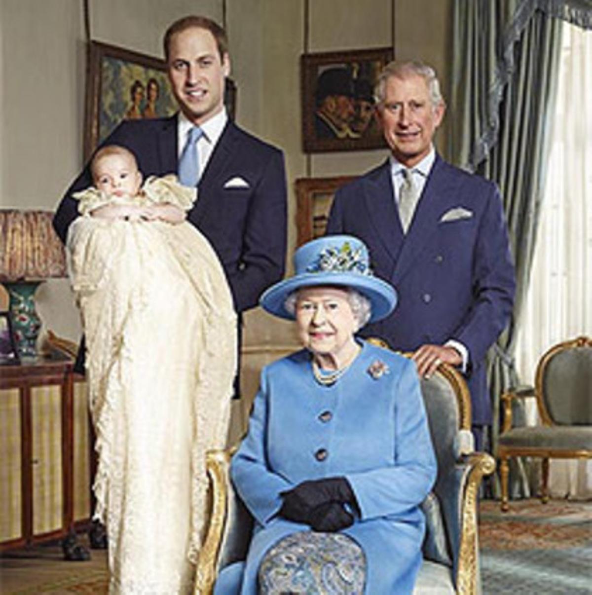 La reina Isabel II, amb els tres hereus britànics, els prínceps Carles, Guillem i Jordi. La reina Isabel II, amb els tres hereus britànics, els prínceps Carles, Guillem i Jordi.