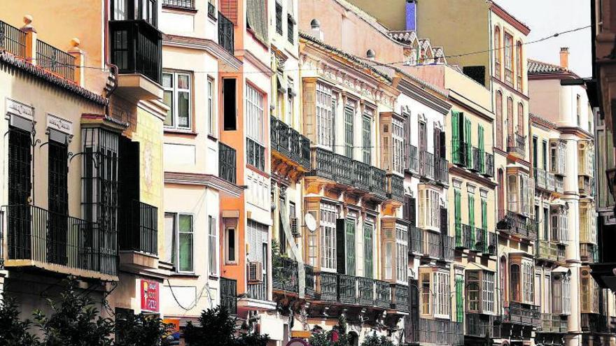 La capital malagueña marca un récord tras otro tanto en los precios de compra de vivienda como en los de alquiler. | ÁLEX ZEA