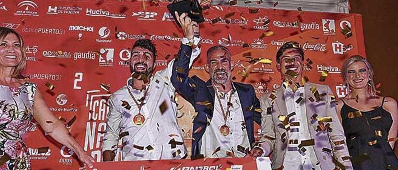 Juan Alberto RamÃ³n y Juan Miguel HernÃ¡ndez celebran el tÃ­tulo nacional.