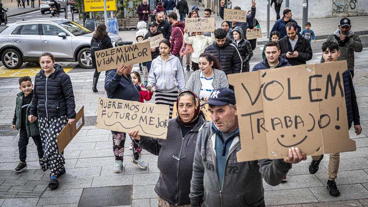 La comunidad gitano-rumana de Vallcarca se dirige a la sede del distrito de Gràcia para protestar