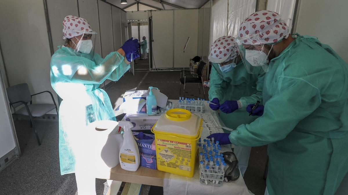 Sanitarios que luchan contra el covid-19 en Elche.