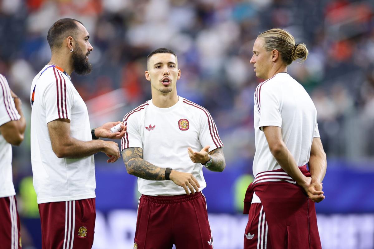 DALLAS (ESTADOS UNIDOS), 14/07/2026.- Los jugadores de la selección española Borja Iglesias (i), Alejandro Grimaldo (c) y Marcos Llorente en el terreno de juego momentos antes del partido entre Francia y España, de semifinales del Mundial 2026, este martes en el Dallas Stadium. EFE/ Carlos Ramírez. Fútbol. Copa del mundo. Mundial 2026. Gallegos. Celta.