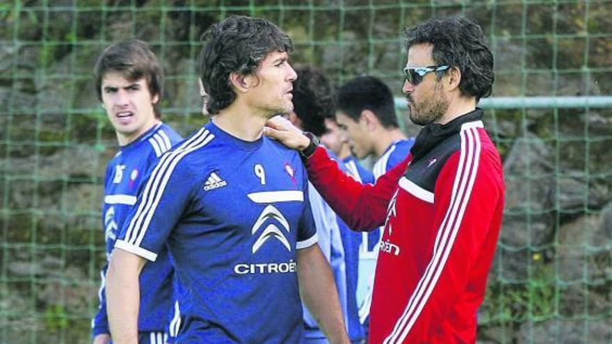 Luis Enrique conversa con Mario Bermejo, ayer en A Madroa. // D. Arcos