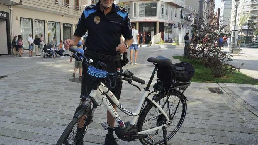 El primer agente de la Policía Local que patrulla en bicicleta por las zonas peatonales. // Iñaki Abella