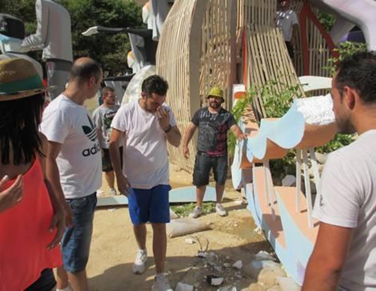 El remate de la hoguera Plaza de La Viña se desploma por el viento