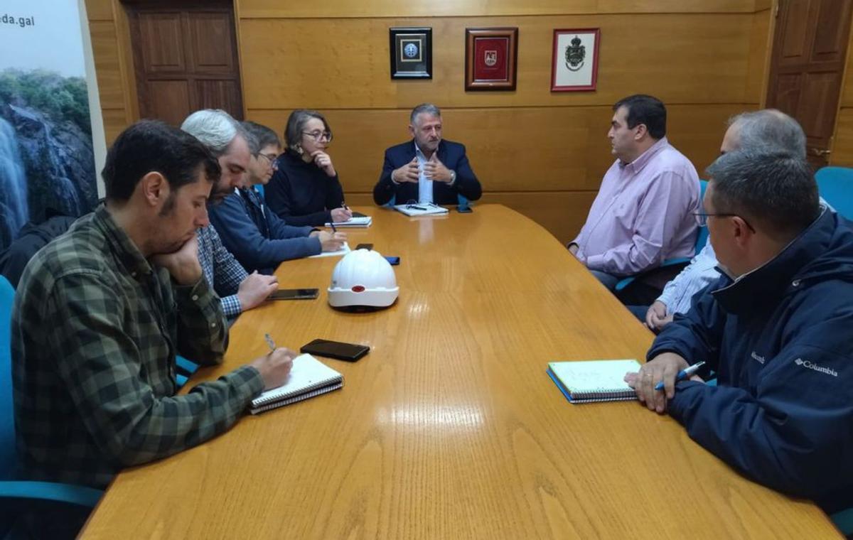 Miembros del gobierno, con las partes implicadas en la obra.