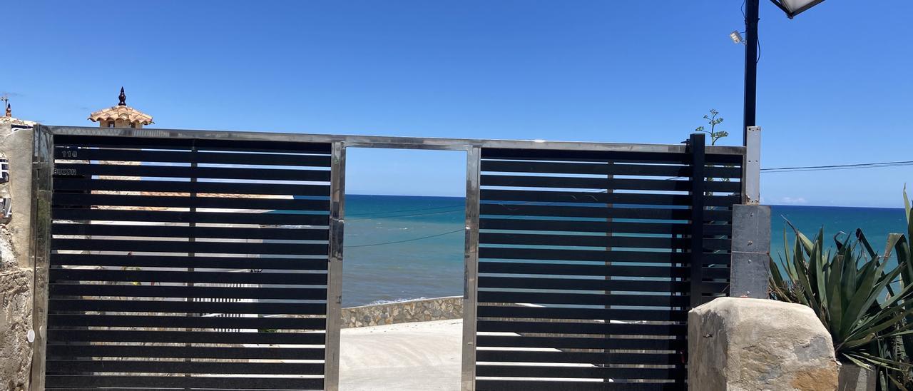 Vallado en el acceso a la cala del que se ha retirado la puerta que se cerró con llave. Ni la puerta ni el vallado, que dan a un vial público existían hace un año