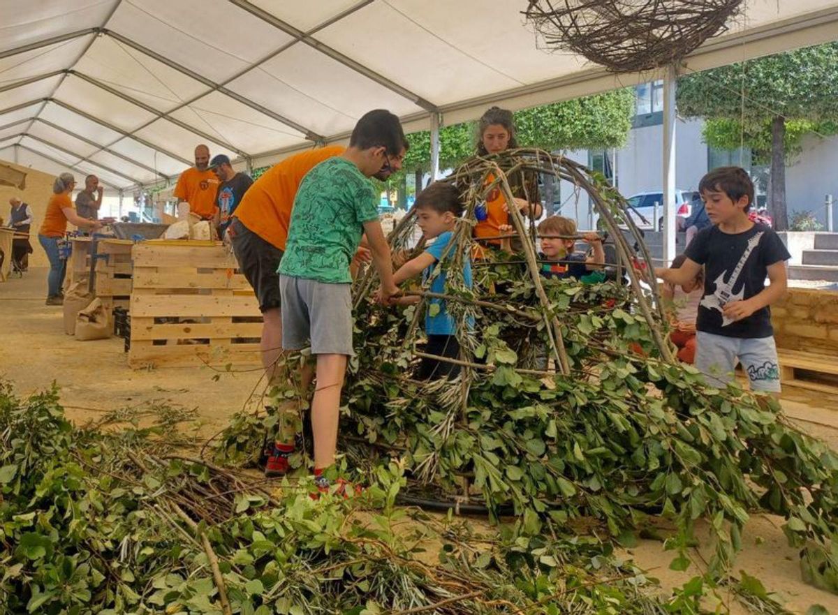 Construcció d’un niu gegant amb fibres vegetals | ANNA COSTA