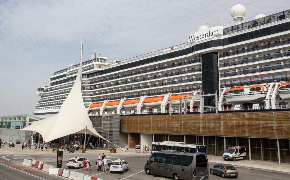 El Westerdam, repleto de norteamericanos y argentinos, hace escala en la estación marítima y llena de turistas el Castillo, bares y terrazas, y las tiendas