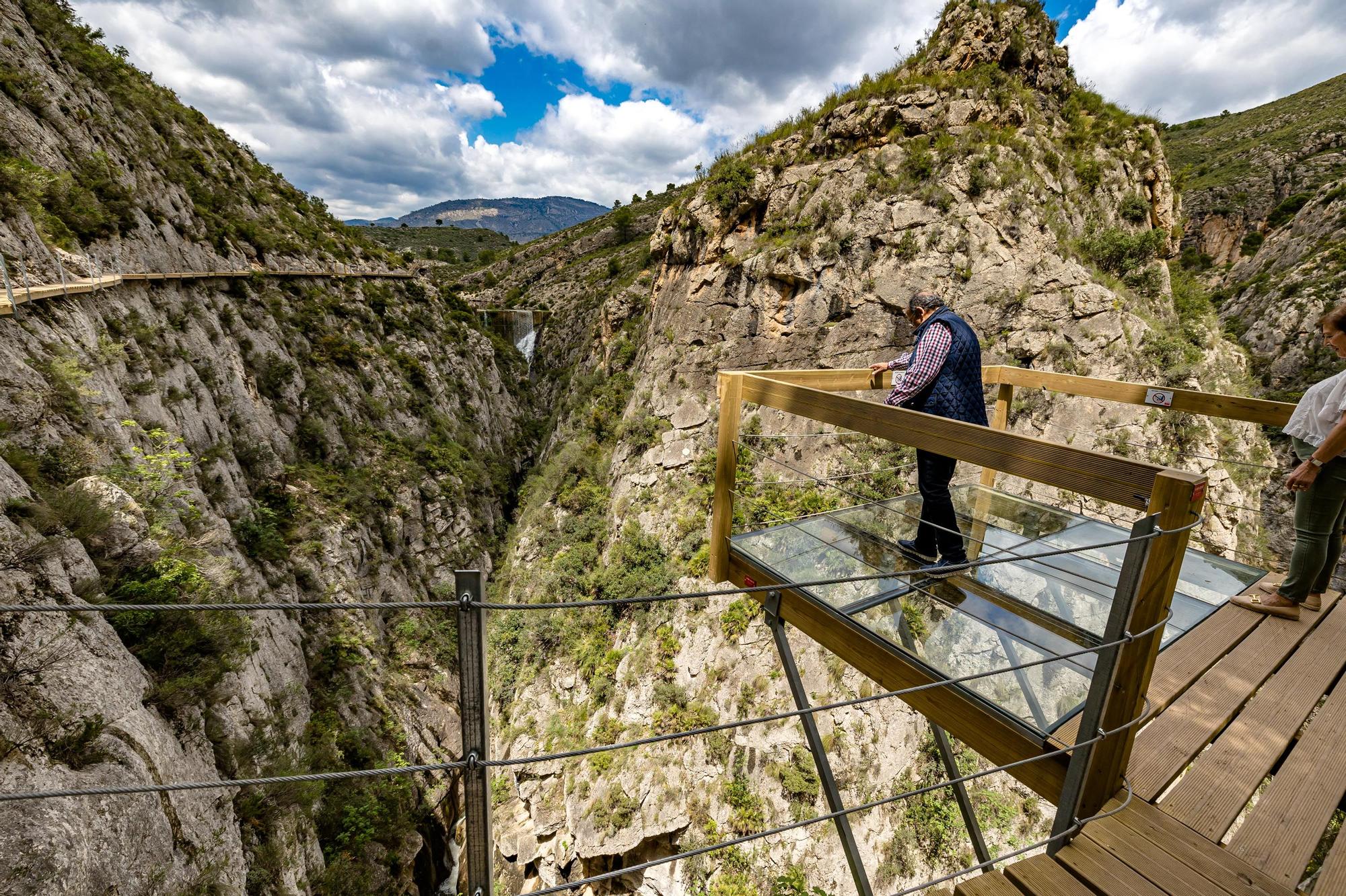 El pantano de Relleu, con 400 años de historia, está en desuso desde que en los años 40 se construyera el del Amadorio, de mayor capacidad pero en él se sigue almacenando agua cuando llueve como ha ocurrido las últimas semanas. Tanta que se ha desbordado por la parte más alta y deja una imagen única con una cascada cayendo al estrecho barranco de 40 metros.