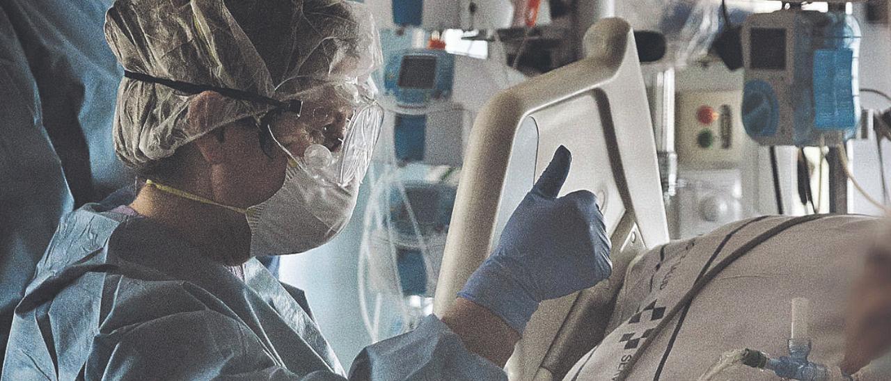 Personal sanitario asiste a un enfermo en un hospital de la Islas duranta la primera ola de la pandemia. | | LP/DLP