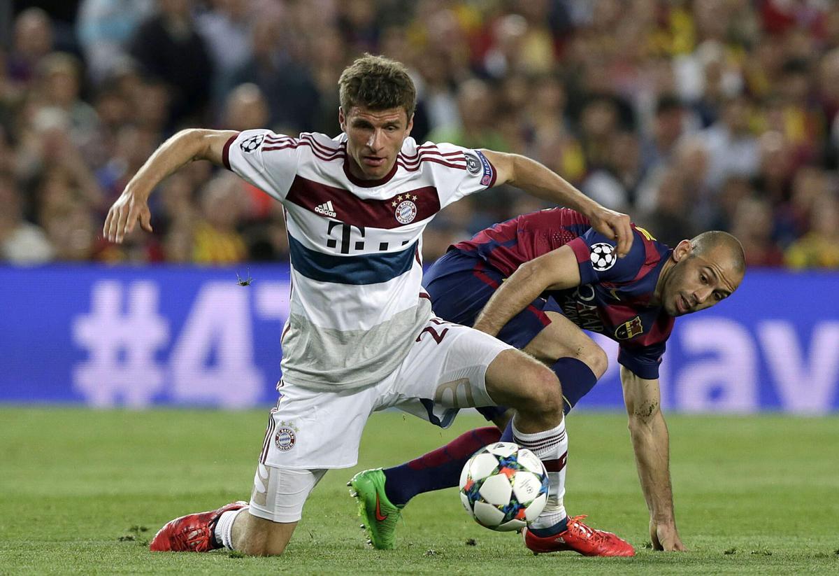 GRA592. BARCELONA. 06/05/2015.- El delantero del Bayern de Munich Thomas Müller (i) lucha el balón con el argentino Javier Mascherano, del FC Barcelona, durante el partido de ida de la semifinal de la Liga de Campeones que se juega esta noche en el Camp Nou, en Barcelona. EFE/Alberto Estévez. thomas muller - javier mascherano. bayern munich - barça. liga campeones 2014/2015 barça - bayern munich. semifinal ida. deportiva accion 2014/2015. camp nou