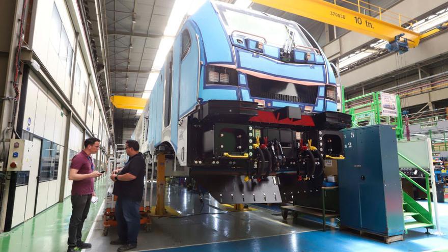 Varios operarios en la factoría de Stadler en Albuixech