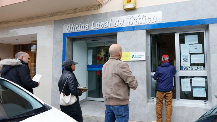 Usuarios esperan en la puerta de la Oficina deTráfico a ser atendidos, el pasado diciembre. | J.A.RIERA