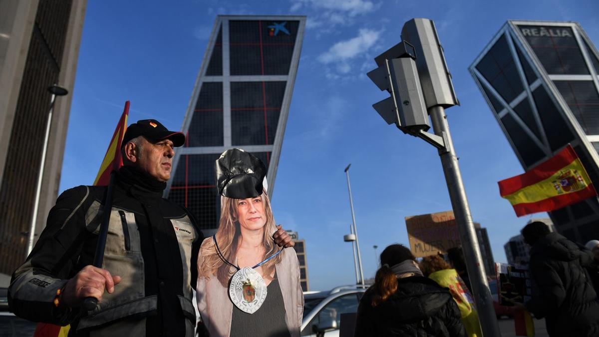 Manifestantes en contra de Pedro Sánchez en la entrada de los juzgados de Plaza de Castilla, a 18 de diciembre de 2024, en Madrid (España). El juez Juan Carlos Peinado tiene previsto interrogar hoy a Begoña Gómez y al directivo del IE y exconsejero madrileño Juan José Güemes en el marco de la investigación que dirige contra la esposa del presidente del Gobierno por presuntos delitos de tráfico de influencias, corrupción en los negocios, apropiación indebida e intrusismo. La de este hoy, será la tercera vez que Begoña Gómez acuda a los juzgados de Plaza de Castilla. 18 DICIEMBRE 2024 Fernando Sánchez / Europa Press 18/12/2024. Fernando Sánchez;