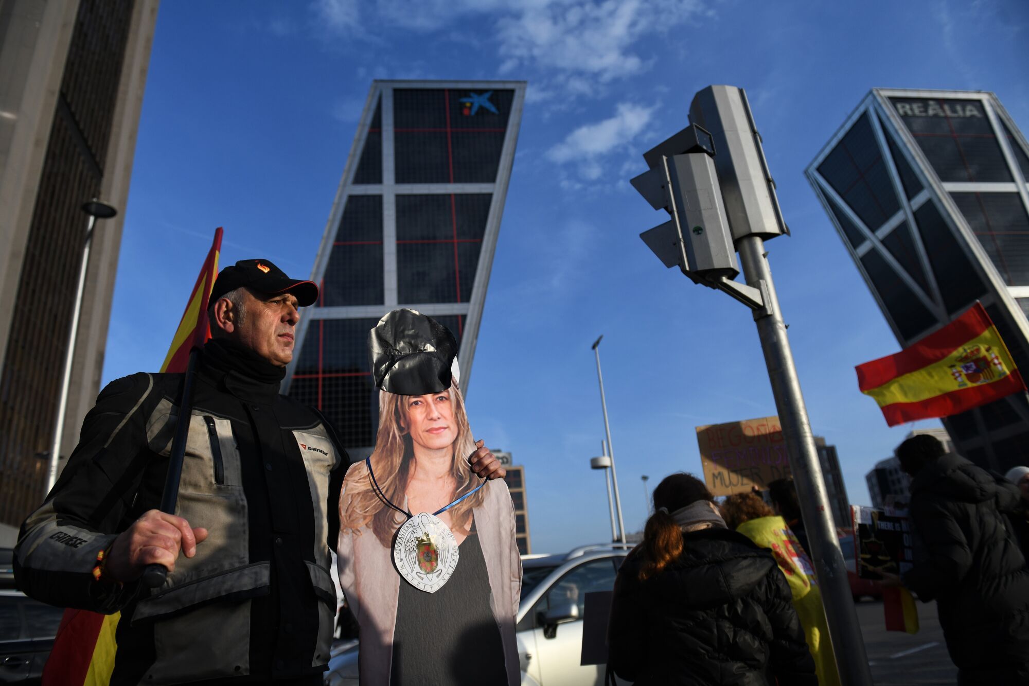 Manifestantes en contra de Pedro Sánchez en la entrada de los juzgados de Plaza de Castilla, a 18 de diciembre de 2024, en Madrid (España). El juez Juan Carlos Peinado tiene previsto interrogar hoy a Begoña Gómez y al directivo del IE y exconsejero madrileño Juan José Güemes en el marco de la investigación que dirige contra la esposa del presidente del Gobierno por presuntos delitos de tráfico de influencias, corrupción en los negocios, apropiación indebida e intrusismo. La de este hoy, será la tercera vez que Begoña Gómez acuda a los juzgados de Plaza de Castilla. 18 DICIEMBRE 2024 Fernando Sánchez / Europa Press 18/12/2024. Fernando Sánchez;