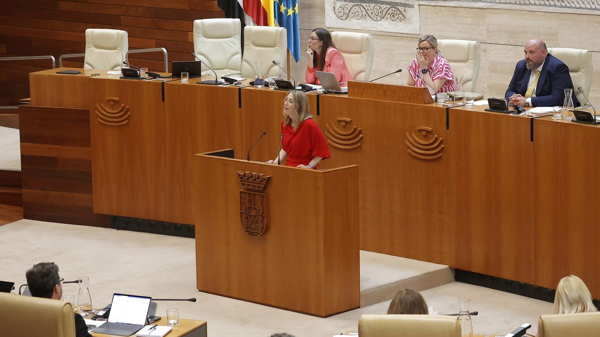 Maria Guardiola interviene ante el pleno de la Asamblea