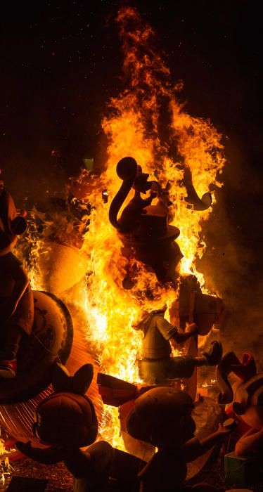 Alicante se rinde al fuego en su noche grande con la Cremà.