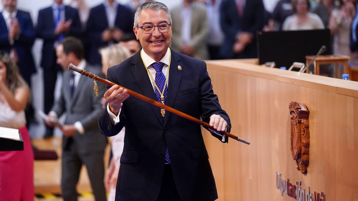 Francis Salado, con el bastón de mando tras ser reelegido presidente de la Diputación