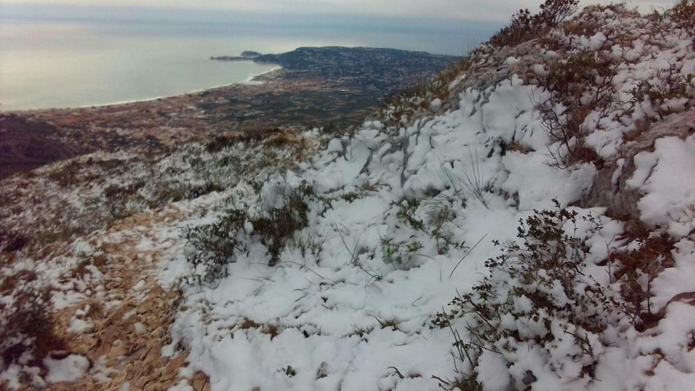 Imágenes de la cumbre del Montgó nevada.