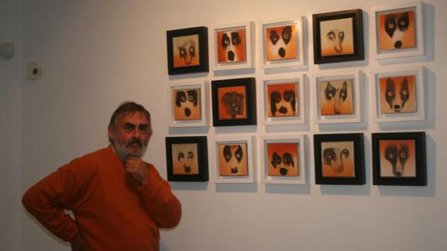 Soriano, en el Museo Antón de Candás, junto a algunas de sus obras en las que utiliza la técnica de la «sigillata».