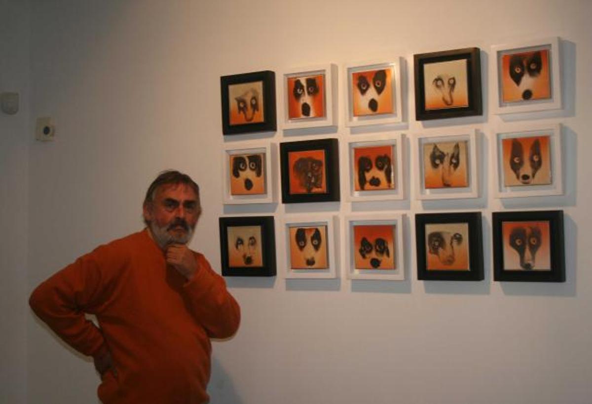 Soriano, en el Museo Antón de Candás, junto a algunas de sus obras en las que utiliza la técnica de la «sigillata».