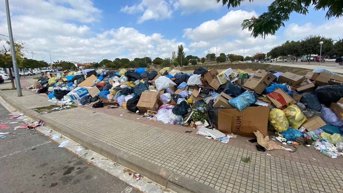 Montañas de basura por la huelga de recogida de residuos en Sant Sadurní d'Anoia