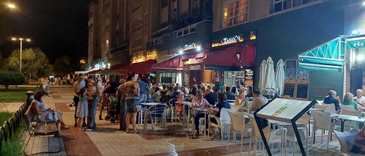 Una terraza en el barrio de Huelin. | L.O