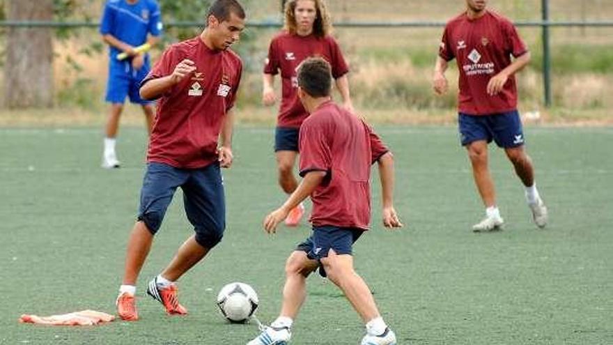 Los jugadores del filial durante un entrenamiento. // Rafa Vázquez