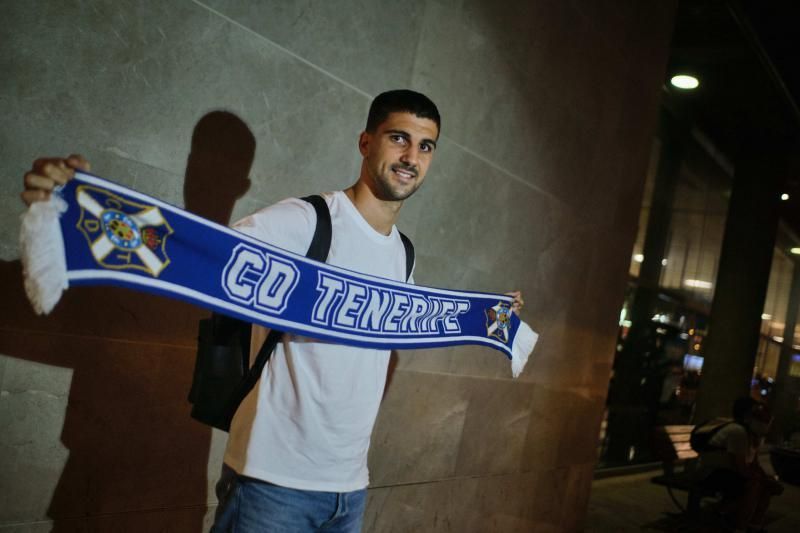 Llegada del último fichaje del CD Tenerife, Carlos Pomares  | 17/08/2020 | Fotógrafo: Andrés Gutiérrez Taberne