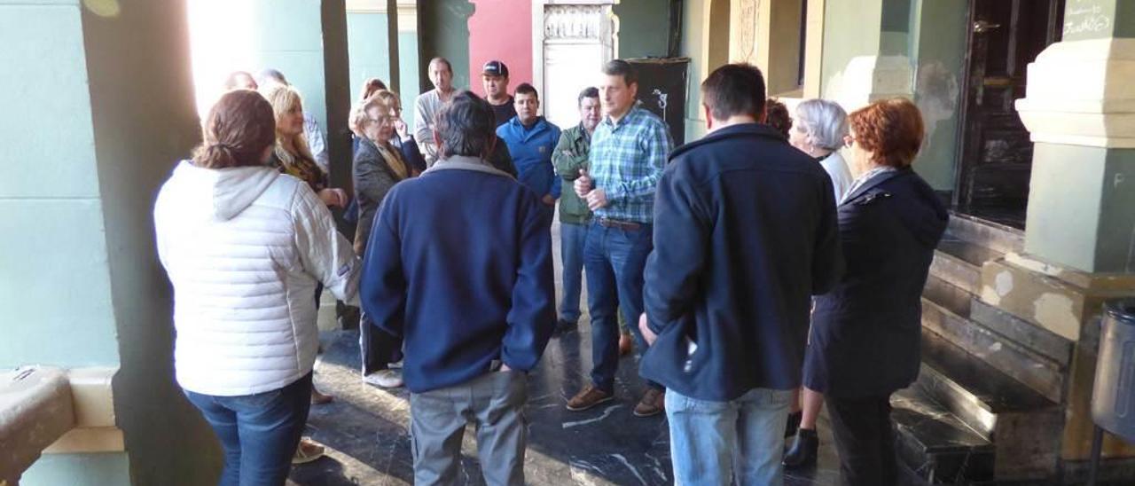 En el centro, el alcalde, José Ramón Feito, rodeado por una veintena de comerciantes de Tineo.