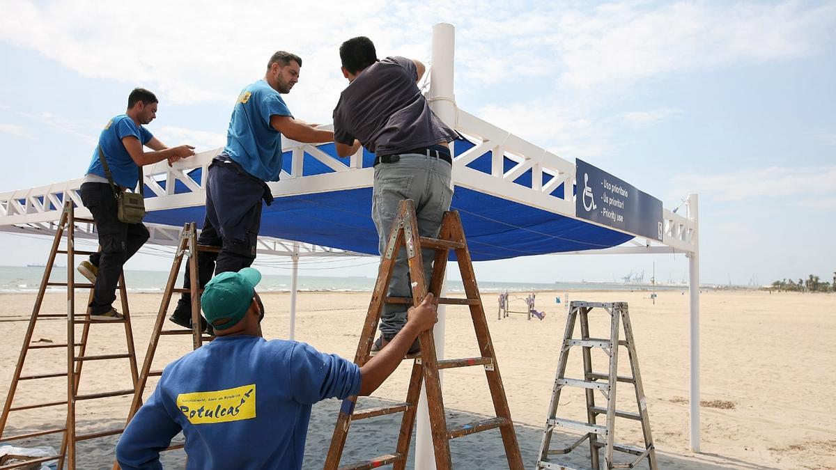 Arrancan los trabajos de montaje de los chiringuitos en la playa de Castelló