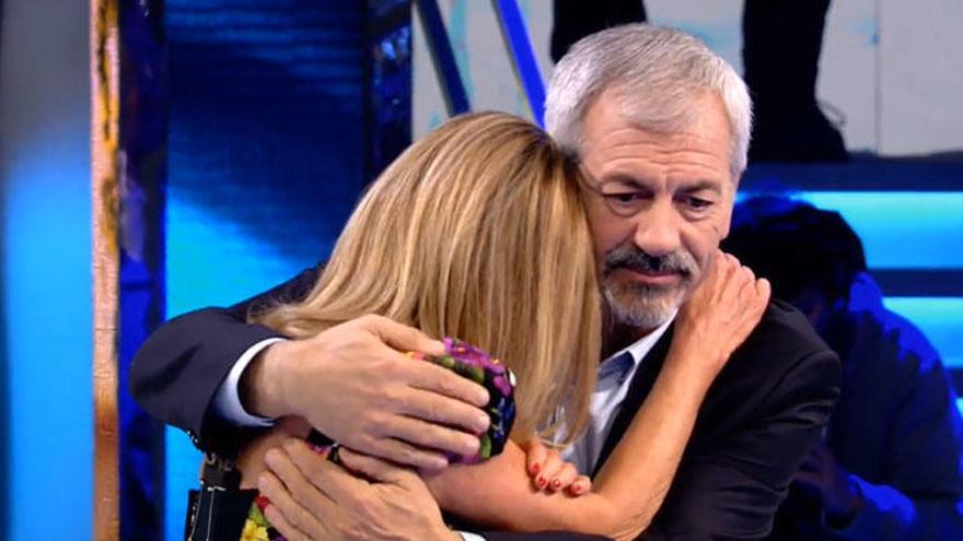 Carlos Sobera abraza a Ana Obregón en &#039;Volverte a ver&#039;.