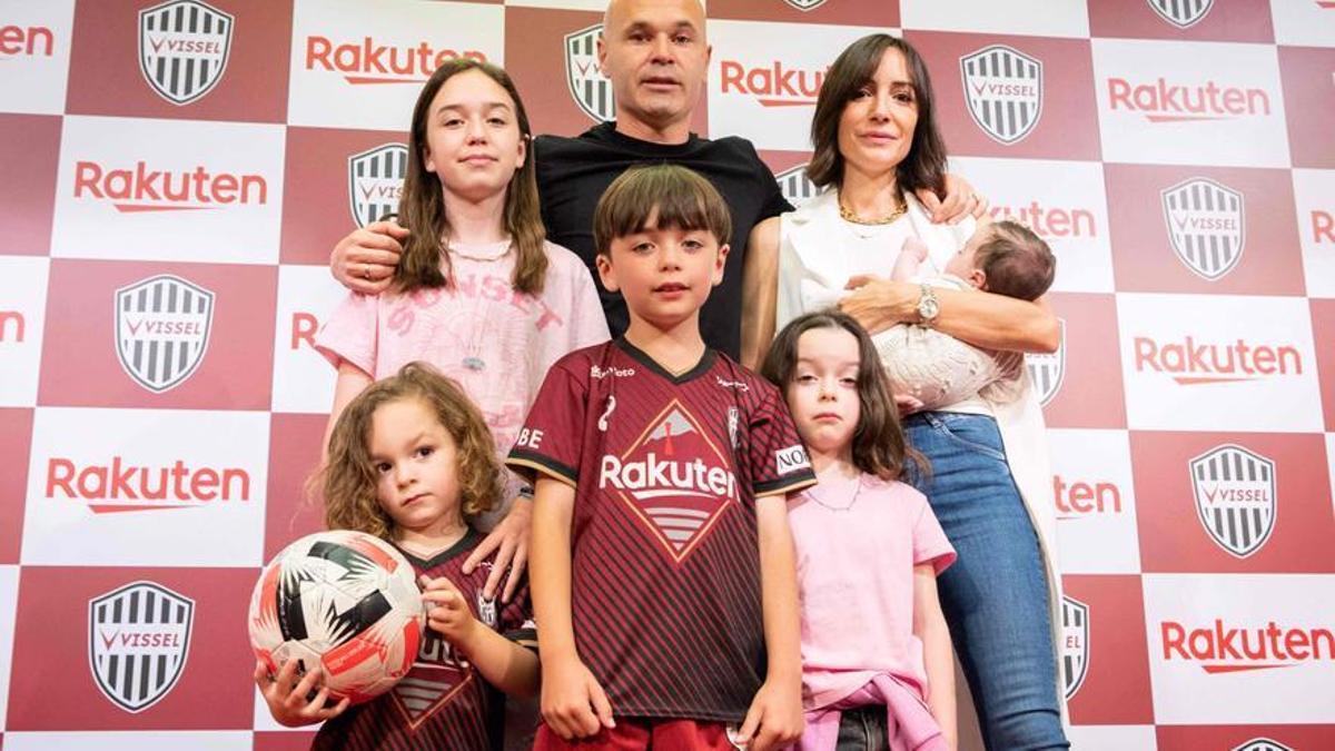 Iniesta y Anna, con sus cinco hijos, en Kobe tras la rueda de prensa donde anunció que se desvincula del Vissel.