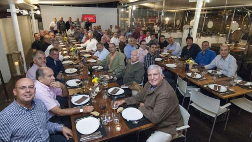 Imagen del colectivo de exbalonmanistas que se reunieron para la cena anual organizada por la Fundación del Canteras UD. | andrés cruz