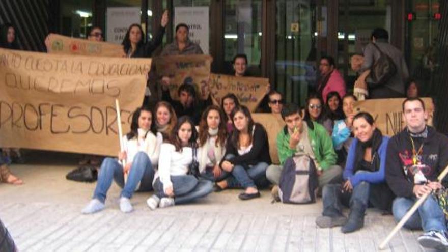 Estudiantes de Formación Profesional del Instituto Figueras Pacheco de Alicante se concentraron ayer ante la sede de Educación para reclamar los docentes que les faltan .