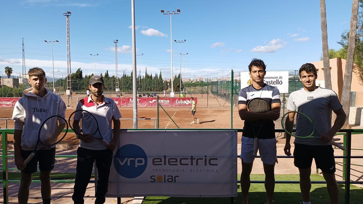 Varios tenistas participantes en el ITF posan en las instalaciones deportivas de La Plana Sport Castellón.