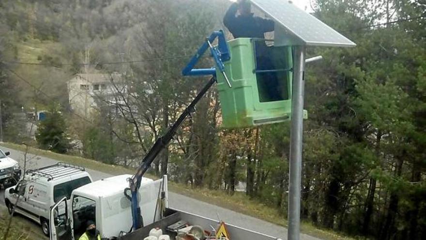 Tècnics instal·lant un dels fanals al camí entre Sant Jordi i la Rodonella