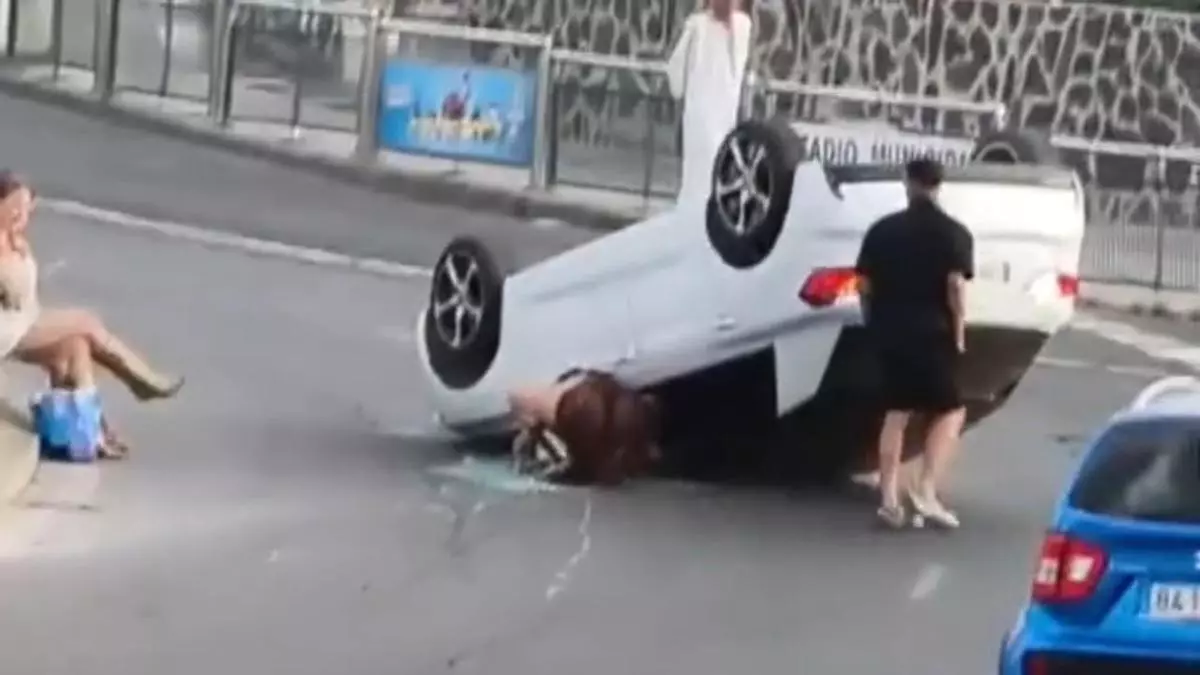 Un coche vuelca en Playa del Inglés