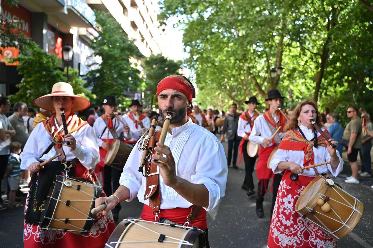 El desfile de los festejos de la provincia de Cáceres llena Cánovas con su colorido flolclórico.
