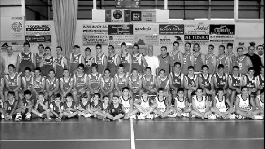 Fotografía oficial

 del Club Baloncesto Sax en la temporada 2007/2008 con sus 80 jugadores y el cuerpo técnico