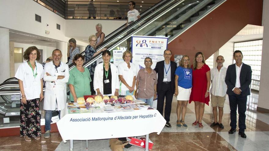 Autoridades, miembros del AMAHC y personal sanitario en la mesa informativa ubicada en Son LlÃ tzer