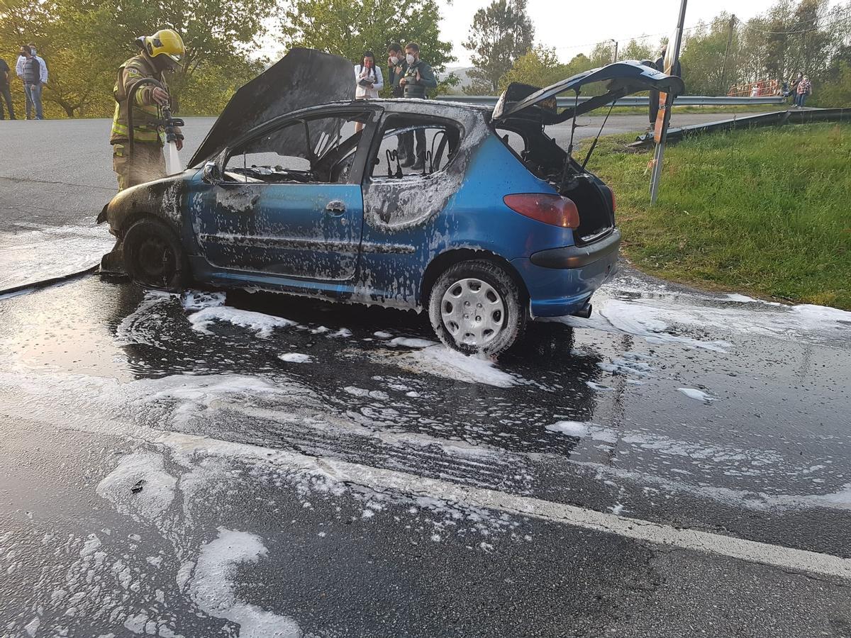 El vehículo siniestrado en Catoira, esta tarde.