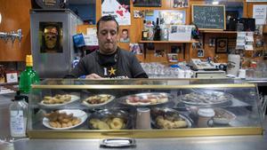 Un clásico de la Barceloneta: Moll de Rebaix lleva toda la vida invitando a tapas con cada ronda. 