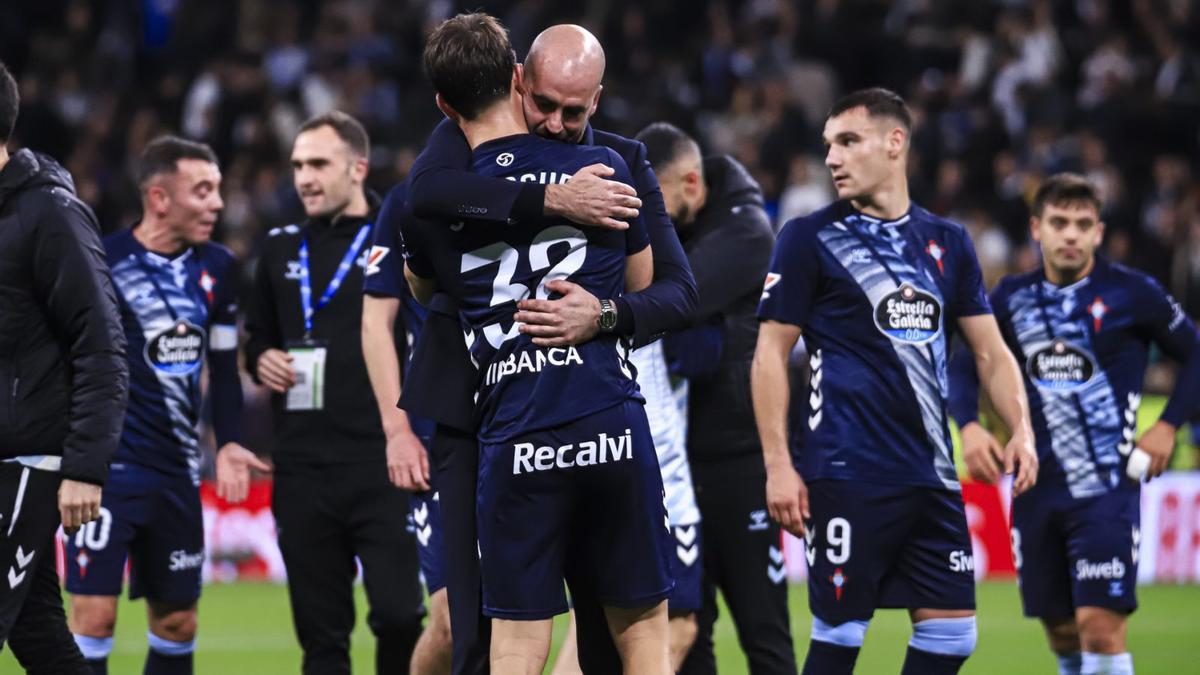 Claudio abraza a Williot tras el partido de ayer.