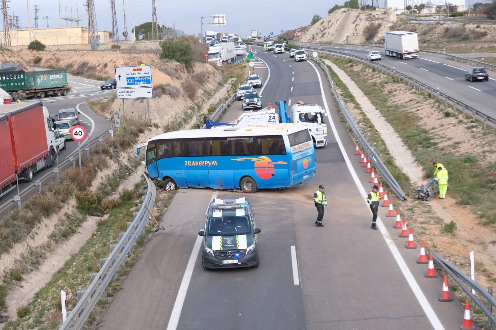 Un autobús invade el sentido contrario en la A31 a la altura del polígono Les Pedreres de Petrer
