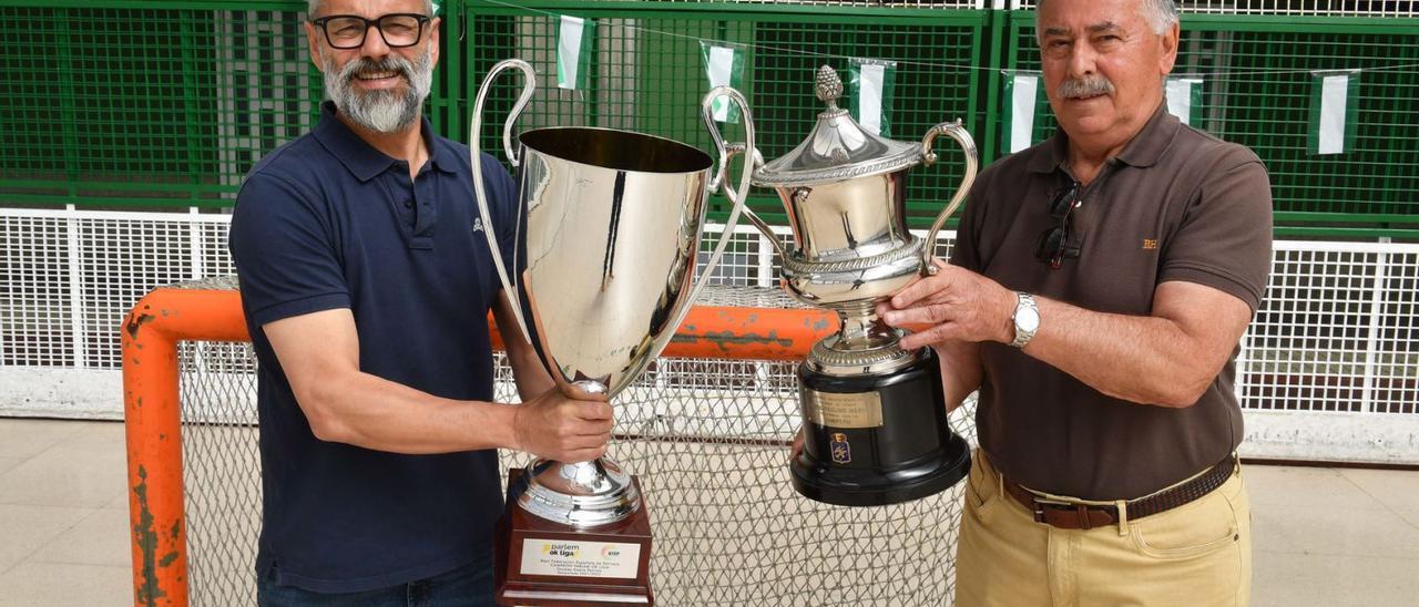 Juan Copa y José Manuel Campos brindan con las copas de la liga de este año y la de 1983, la última y la primera del Liceo. |  // VÍCTOR ECHAVE