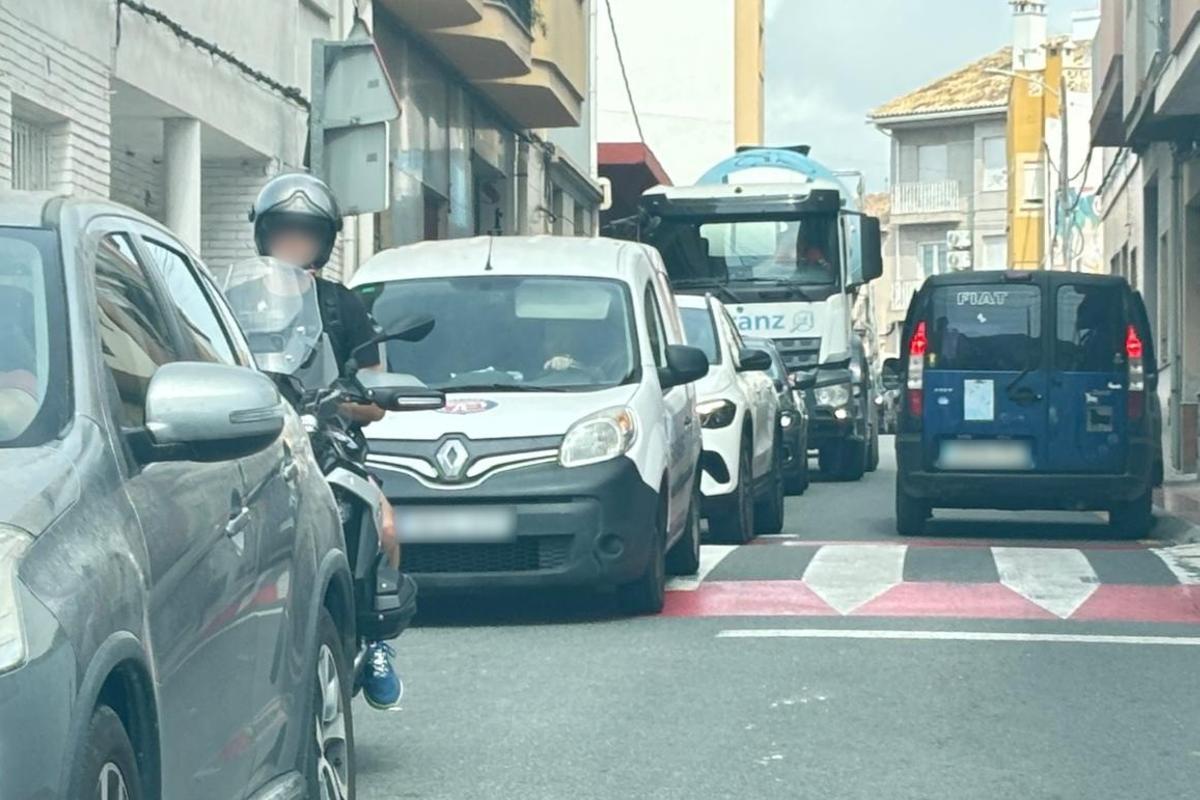 La saturación de tráfico complica mucho la vida a los vecinos