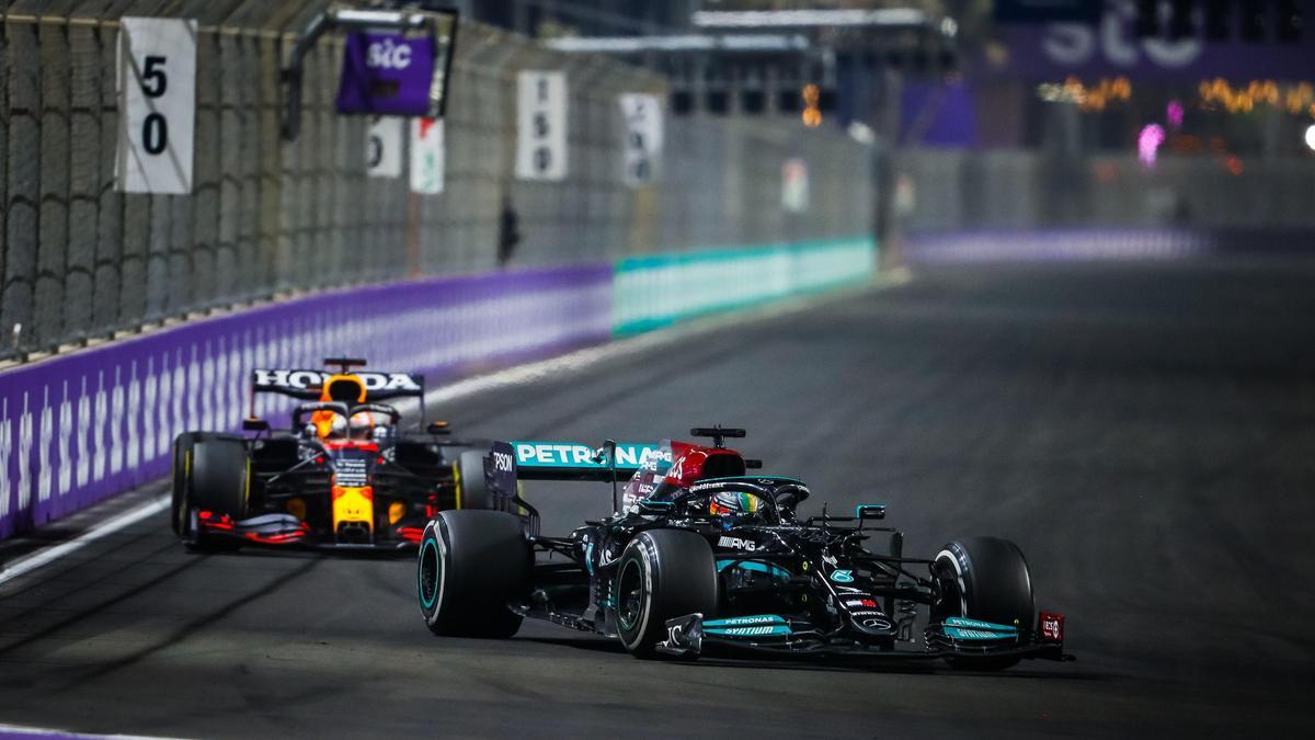 Lewis Hamilton marcha por delante de Max Verstappen.